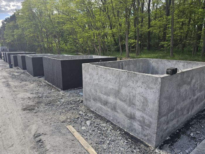Plac produkcyjny z szambami betonowymi Jawor gotowymi do transportu