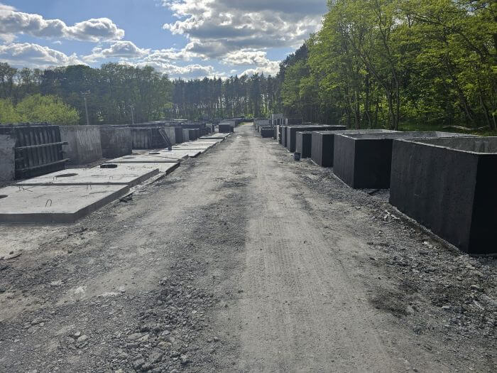 Plac z gotowymi szambami betonowymi Jawor w różnych rozmiarach